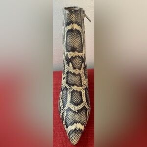 NWT…MARC FISHER… WOMENS SNAKE PRINT BOOTS